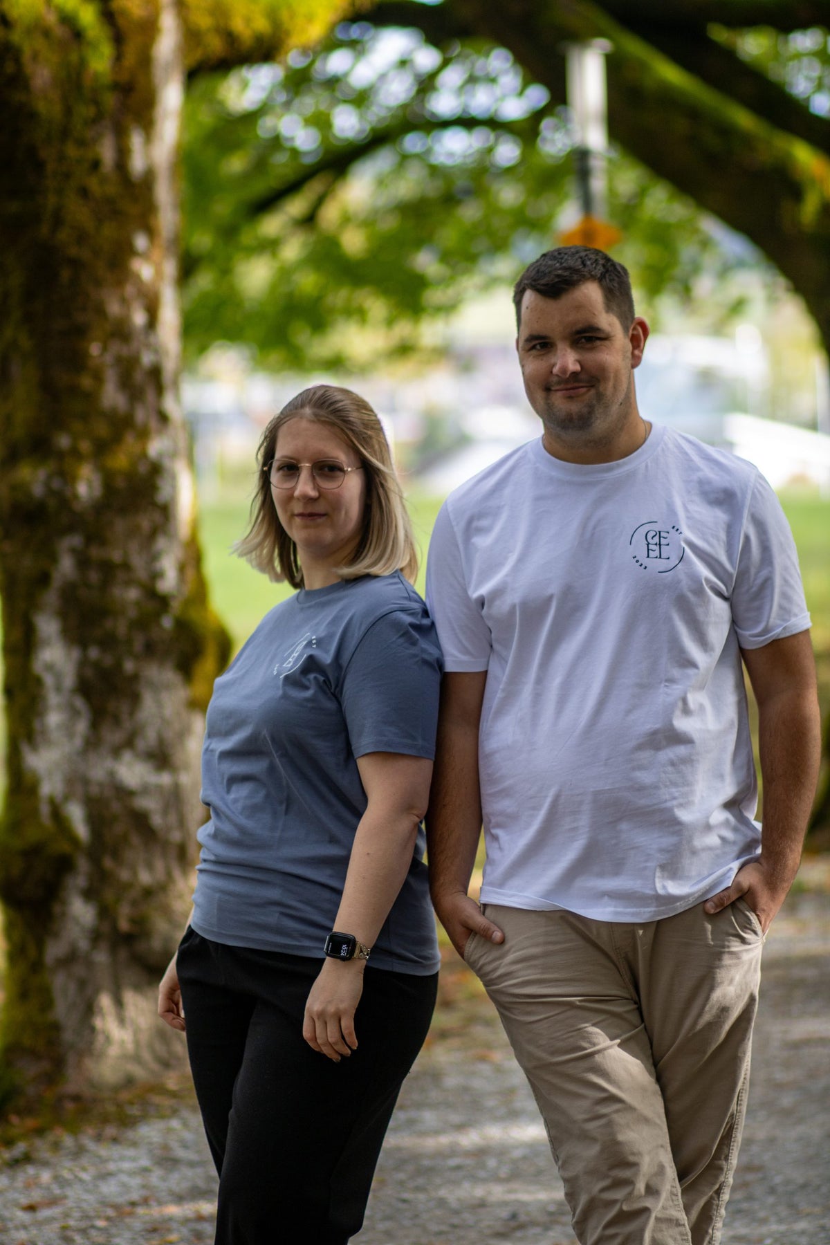 Zwei Personen in CEEL T-Shirts in Blue Grey und Weiss